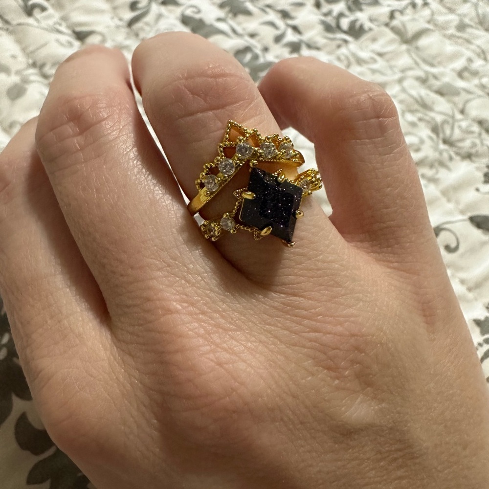 Elegant Gold and Black Star Ring
